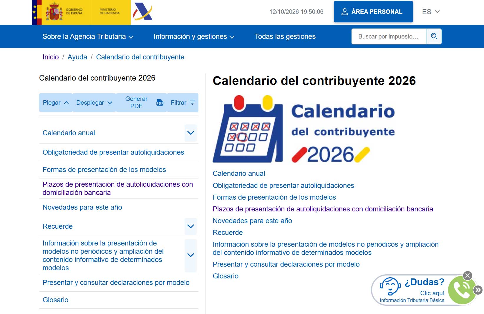 Asesora revisando documentación fiscal junto a una agenda, una calculadora y un ordenador